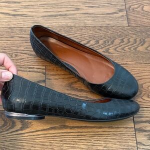 Vionic Black Leather Crocodile Pattern Flats